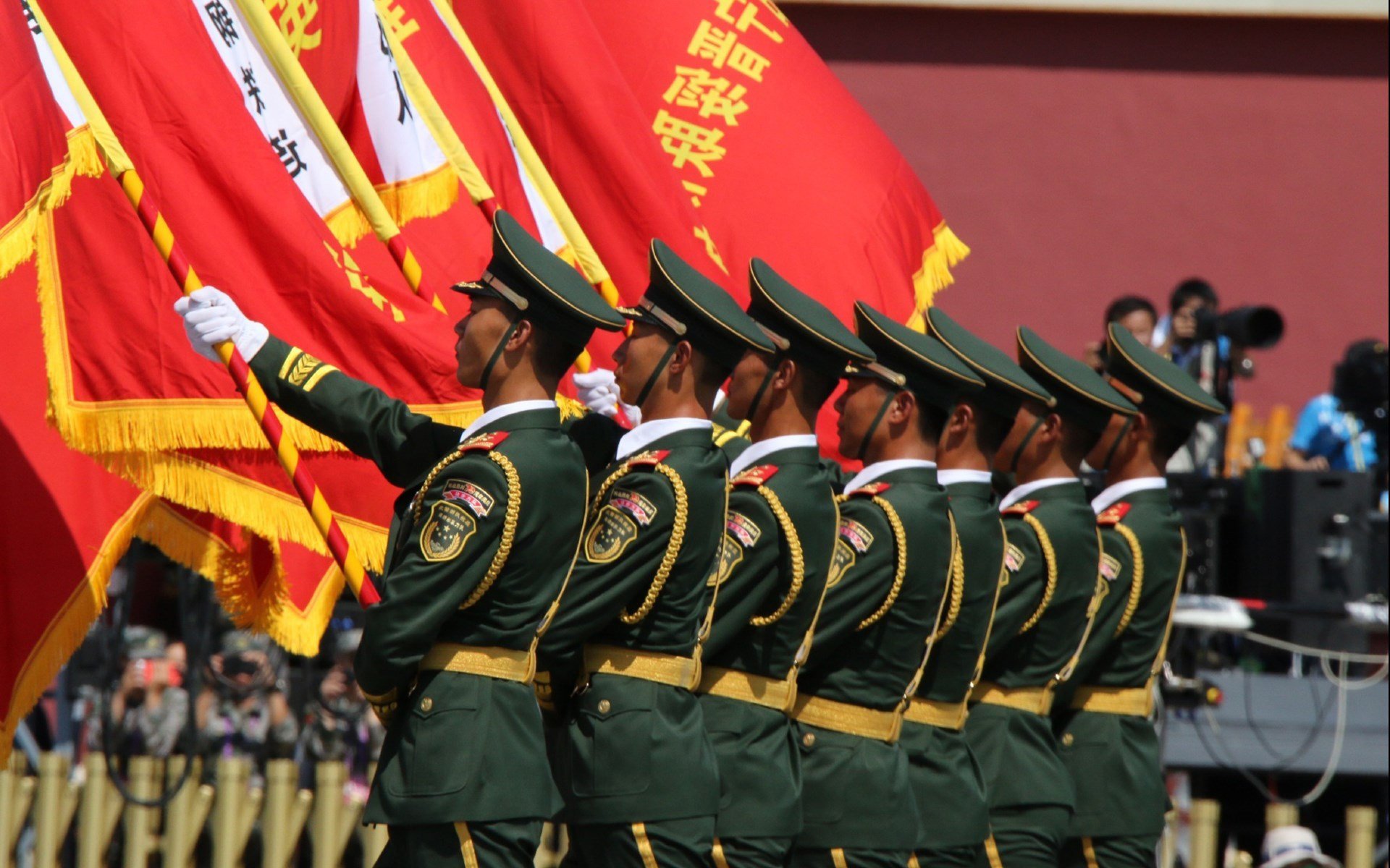 足球之夜的双重奏，阿尔及利亚激战伊拉克，李刚仁里程碑闪耀绿茵场